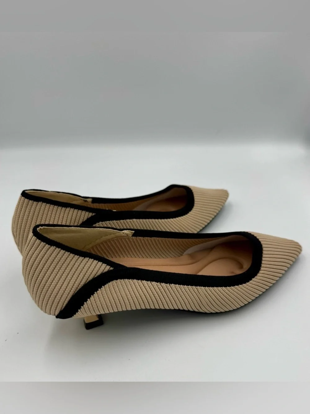 Nude Tan Knit Pointed Toe Kitten Heels Size 8 US 8/8.5 Pre-Owned